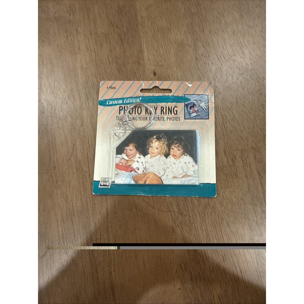 Custom Accessories Inc. ( Vintage 1992 ) Keyring 2 X 3 Inch Photo Frame